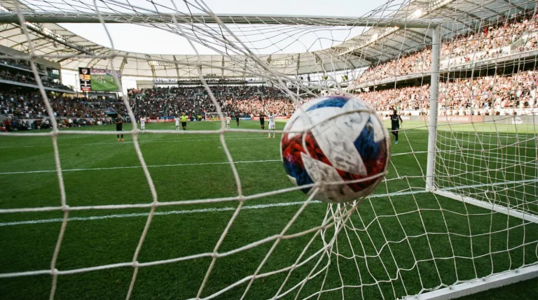 Red de portería de fútbol vista desde dentro con el balón entrando en un estadio de la MLS