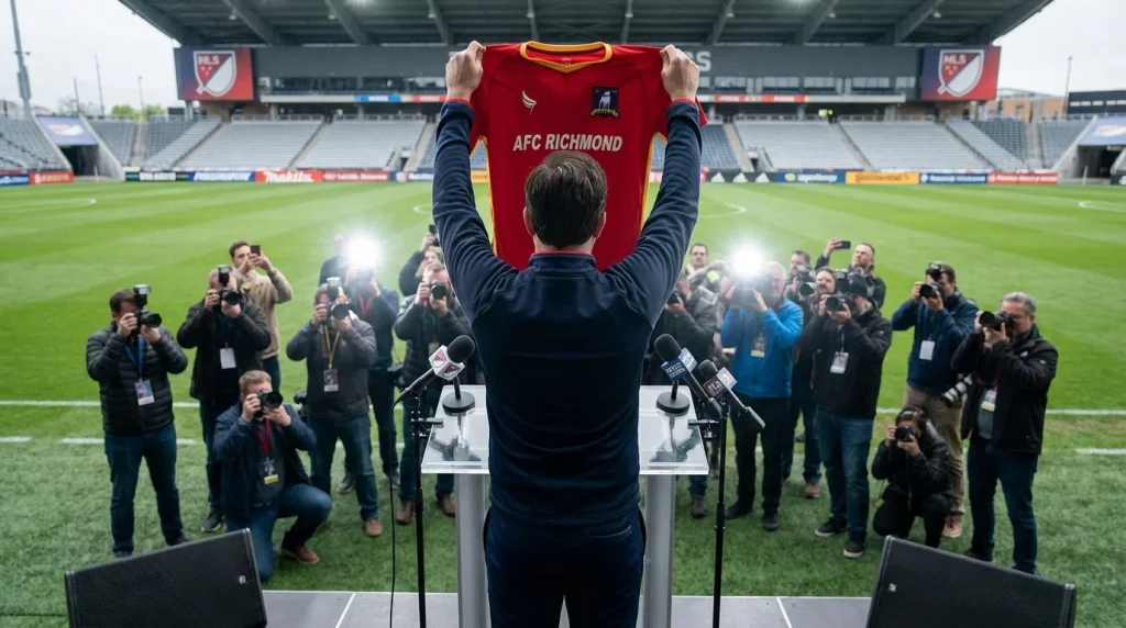 Jugador de fútbol presentado con nueva camiseta en un estadio de la MLS ante los medios