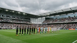 Dos equipos de fútbol enfrentándose en un campo de la MLS con diferencia visible de nivel competitivo