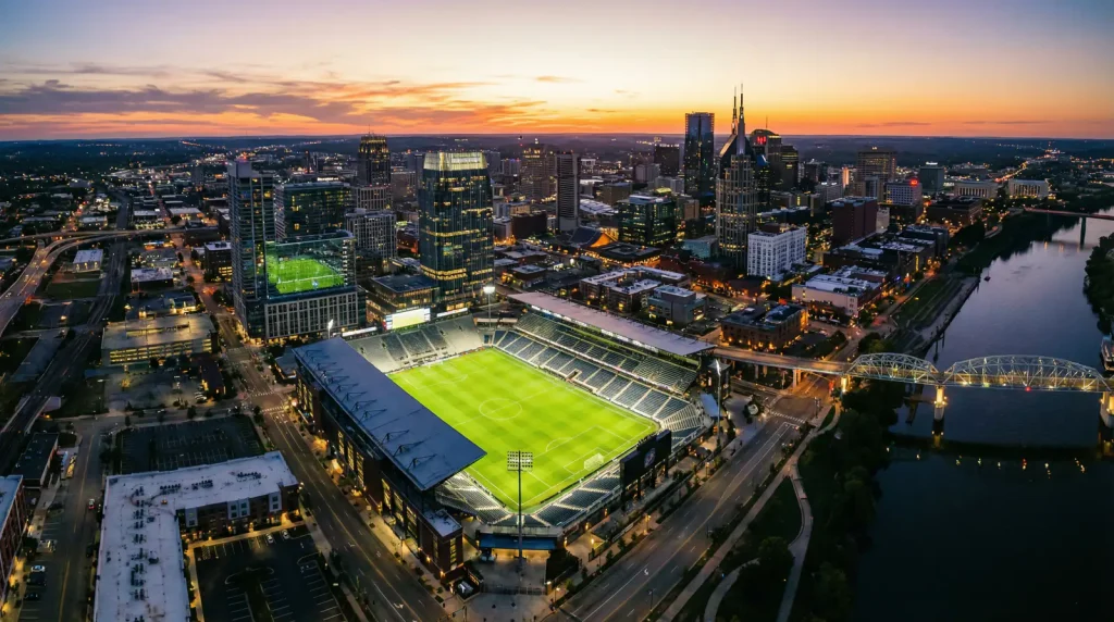 Panorámica urbana de una ciudad estadounidense con un estadio de fútbol al fondo